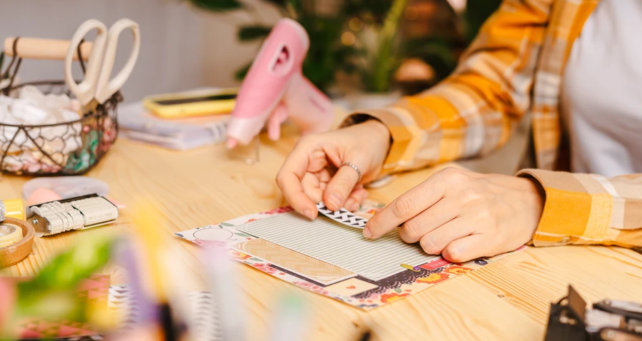 Personne qui colle un autocollant sur un papier 